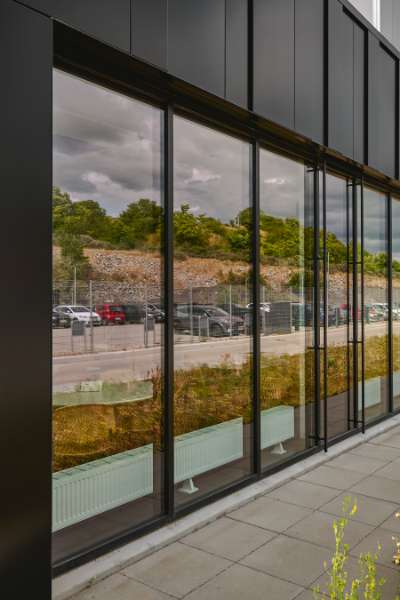 Umweltfreundlicher Vorreiter im Bereich Logistikgebäude mit Fassadenkassetten, Hedelandsvej 28B, 2640 Hedehusene, Dänemark